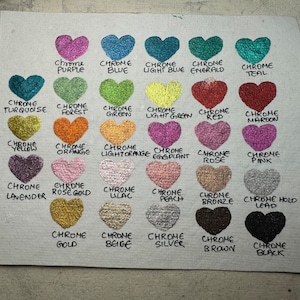 Puede incluir: Una tabla de 20 colores diferentes de pintura cromada, cada color est&aacute; representado por una forma de coraz&oacute;n. Los colores incluyen morado, azul, azul claro, esmeralda, turquesa, turquesa, verde bosque, verde, verde claro, rojo, marr&oacute;n, amarillo, naranja, naranja claro, berenjena, rosa, rosa, lavanda, oro rosa, lila, melocot&oacute;n, bronce, plomo, oro, beige, plata, marr&oacute;n y negro.