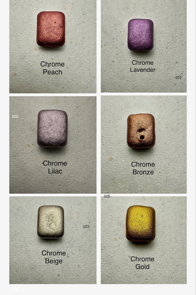 Puede incluir: Seis peque&ntilde;as muestras cuadradas de pintura met&aacute;lica en varios colores, incluyendo melocot&oacute;n, lavanda, lila, bronce, beige y oro. Cada muestra est&aacute; etiquetada con el nombre del color y la palabra "Chrome".