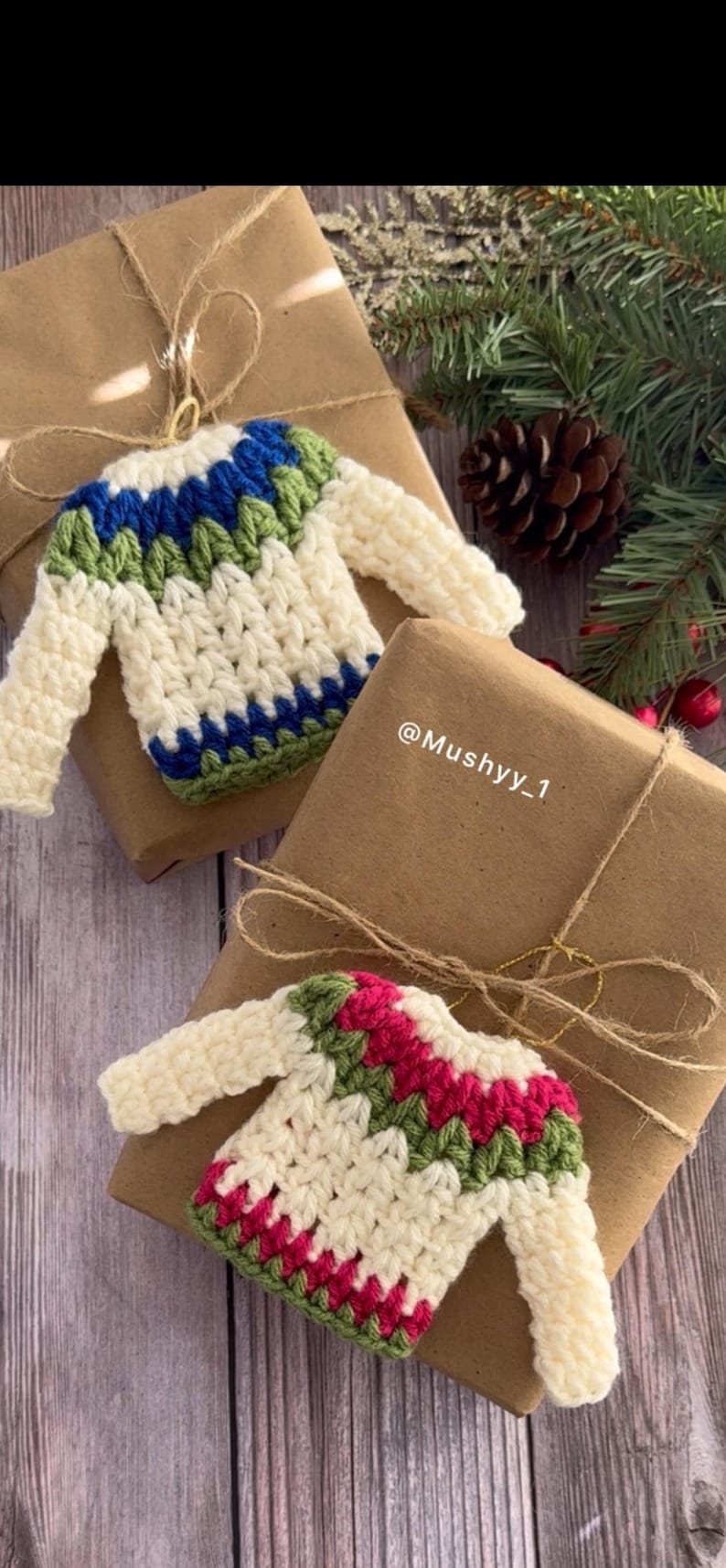 Pu&ograve; includere: Due ornamenti a forma di maglione all'uncinetto, uno con strisce verdi e blu e l'altro con strisce verdi e rosa, sono esposti su carta da regalo marrone. Il testo "@Mushyy_1" &egrave; visibile sulla carta da regalo.