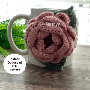 Mug au crochet, motif cosy de roses épanouies Téléchargement PDF instantané pour des matins douillets image 1