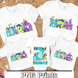 Puede incluir: Conjunto de cinco camisetas blancas con temática de Monstruos S.A. Las camisetas muestran las palabras "Papá", "Mamá", "Hermano", "Hermana" y "3 Denice". Cada camiseta tiene un diseño diferente con varios personajes de la película.