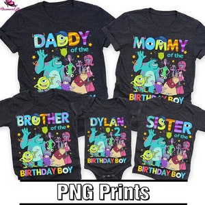 Puede incluir: Conjunto de cinco camisetas grises con un personaje de monstruo de dibujos animados con el texto "Papá de la", "Mamá de la", "Hermano de la", "Hermana de la" y "Dylan 2 Cumpleaños niño".