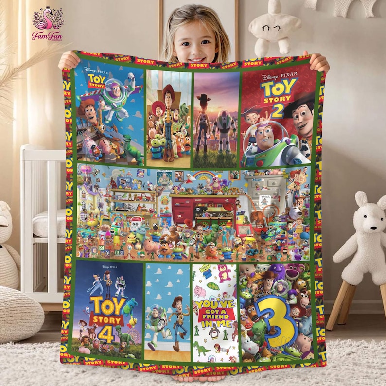 K&ouml;nnte beinhalten: Eine farbenfrohe Toy Story-Decke mit Bildern aus der Zeichentrickfilmreihe. Die Decke zeigt verschiedene Szenen und Charaktere, darunter Buzz Lightyear, Woody und die Logos von Toy Story 2, 3 und 4. Der Rand hat das Wort "STORY".