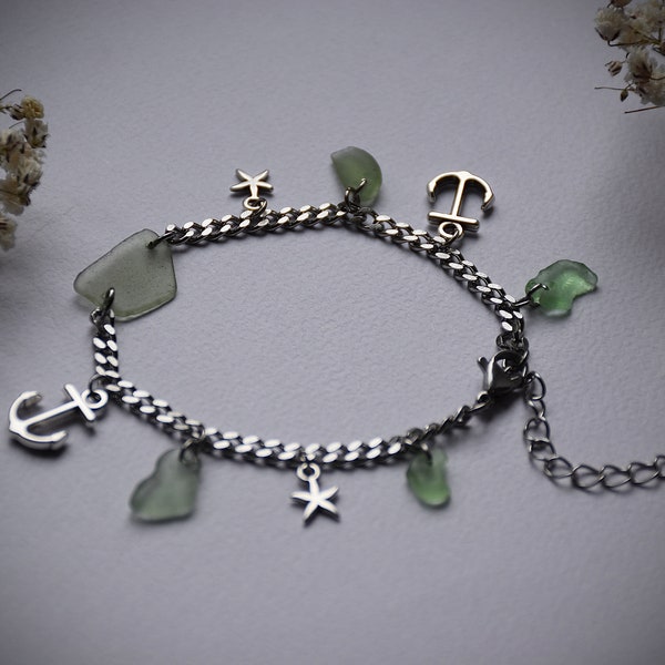 Edelstahl-Seeglas-Armband mit versilberten maritimen Charms