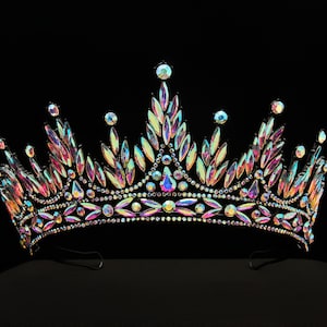 Kroontiara met iriserende strassteentjes – zwart metalen hoofddeksel