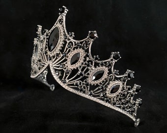 Barokke zwarte kroon Crystal Rhinestone Tiara hoofdband - perfect voor bruiloften, proms, feesten - kostuum haarband geschikt voor een prinses of koningin