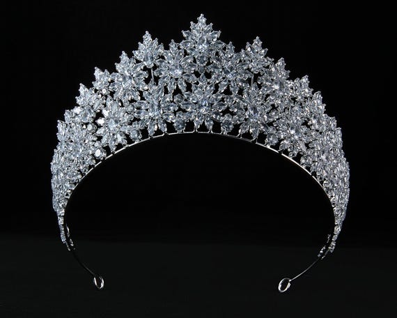 Silver Crystal Crown for Women – Luxury Zircon Queen Tiara  display picture 1