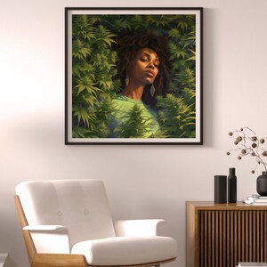 Op de afbeelding: Een ingelijst schilderij van een vrouw met donker krullend haar, die een groen shirt draagt, omringd door groene planten. De vrouw kijkt met een serene uitdrukking naar de zijkant.