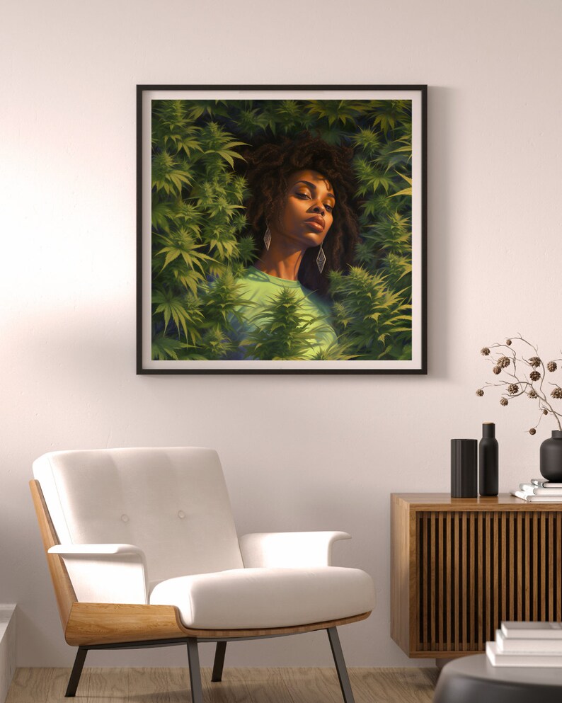 Op de afbeelding: Een ingelijst schilderij van een vrouw met donker krullend haar, die een groen shirt draagt, omringd door groene planten. De vrouw kijkt met een serene uitdrukking naar de zijkant.