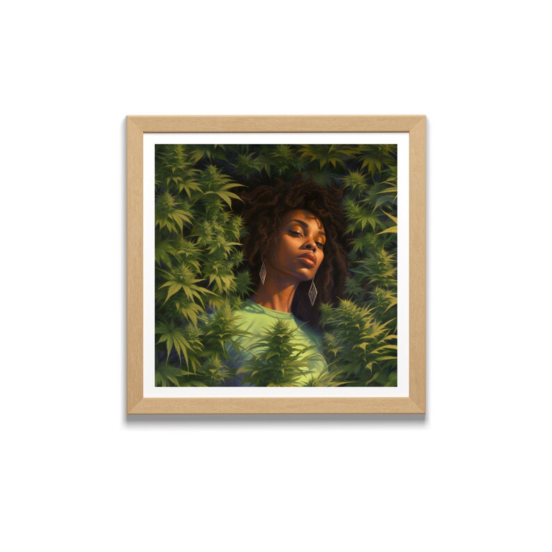 Op de afbeelding: Een vrouw met donker krullend haar is omringd door groene, bladerrijke planten. Ze draagt een lichtgroen shirt en heeft een serene uitdrukking op haar gezicht.