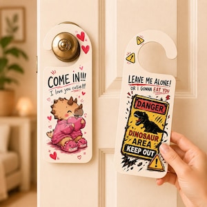 Come In - Leave Me Alone deurhanger, houten deurknop dinosaurus meisje, dinosaurusliefhebber acryl voorkamerbord