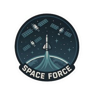 Könnte beinhalten: Runder Aufkleber mit einer Rakete, die von der Erde startet, umgeben von Satelliten und Sternen auf dunkelblauem Hintergrund. Der Text "SPACE FORCE" ist weiß auf einem Banner unten dargestellt.