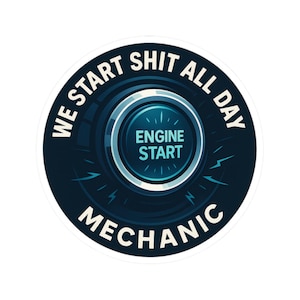Op de afbeelding: Een ronde sticker met een donkerblauwe achtergrond en witte tekst. De tekst luidt "WE START SHIT ALL DAY MECHANIC" langs de rand. In het midden staat een blauwe motorstartknop met de woorden "ENGINE START".