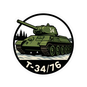 Puede incluir: Una pegatina con una ilustración de un tanque T-34/76 verde. El tanque está situado sobre un fondo de bosque y nieve, dentro de un borde circular negro. El tanque tiene el número 34 en su torreta.