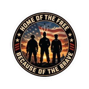 Puede incluir: Una pegatina circular con las siluetas de tres militares frente a un atardecer y una bandera estadounidense. El texto HOME OF THE FREE BECAUSE OF THE BRAVE está impreso en un borde negro con estrellas y rayas rojas a los lados.