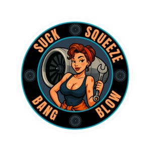 Op de afbeelding: Een ronde sticker met een cartoonillustratie van een vrouw met rood haar en een rode hoofdband, die een moersleutel vasthoudt. De vrouw staat voor een straalmotor. De sticker heeft de woorden "SUCK, SQUEEZE, BANG, BLOW" rond de rand.