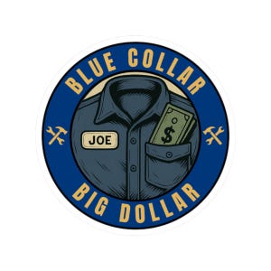 Puede incluir: Una pegatina redonda con un tema de cuello azul. El diseño presenta una camisa de trabajo azul con una etiqueta con el nombre "JOE" y un bolsillo con dinero en efectivo. El texto "BLUE COLLAR BIG DOLLAR" está dispuesto en círculo alrededor de la camisa.