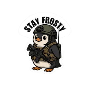Peut inclure: Un autocollant représentant un manchot de dessin animé en tenue militaire, comprenant un casque, un gilet et un fusil. Le manchot est noir, blanc et orange, avec le texte "STAY FROSTY" au-dessus en lettres noires grasses.