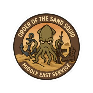 Puede incluir: Adhesivo circular con un calamar de dibujos animados sosteniendo un ancla y un rifle. El texto "ORDER OF THE SAND SQUID MIDDLE EAST SERVICE" está en un borde marrón. El fondo representa un paisaje desértico.