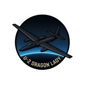 Può includere: Un adesivo con un'illustrazione nera di un aereo U-2 Dragon Lady. L'aereo è ambientato su uno sfondo blu scuro all'interno di una cornice circolare. Il testo "U-2 DRAGON LADY" è visualizzato in bianco.