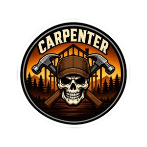 Puede incluir: Pegatina redonda con una calavera con gorra marrón, martillos cruzados y la palabra "CARPENTER". El fondo muestra una estructura de casa, árboles y una puesta de sol.