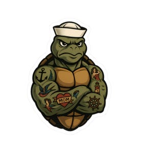 Peut inclure: Illustration d'une tortue robuste portant un chapeau de marin. La tortue a des bras musclés couverts de tatouages sur le thème nautique, dont une ancre, des hirondelles, une sirène et un phare. Une bannière de tatouage indique "MOM".