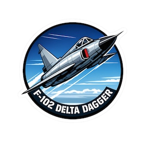 Può includere: Un adesivo con un'illustrazione stilizzata di un caccia F-102 Delta Dagger in volo. Il jet è argentato con muso nero e dettagli rossi, su uno sfondo di cielo blu e nuvole bianche. Il testo "F-102 DELTA DAGGER" è in bianco.