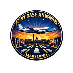 Może przedstawiać: Okrągła naklejka przedstawiająca niebiesko-biały samolot lecący nad pasem startowym. Tekst brzmi "JOINT BASE ANDREWS MARYLAND". Projekt zawiera pomnik Waszyngtona, amerykańskie flagi i tło zachodu słońca.