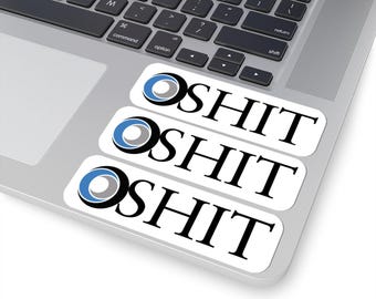 Puede incluir: Tres pegatinas blancas con un logotipo circular azul y gris y el texto "OSHIT" en negro.