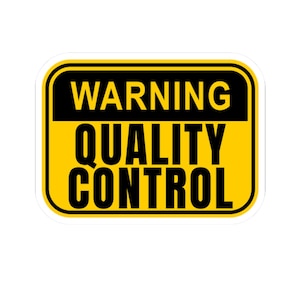 Könnte beinhalten: Ein rechteckiger Aufkleber mit abgerundeten Ecken, mit schwarzem Rand und gelbem Hintergrund. Die Wörter "WARNING" und "QUALITY CONTROL" sind in fetten, schwarzen Großbuchstaben gedruckt.