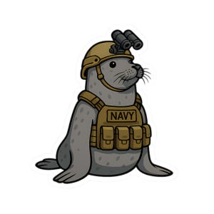 Puede incluir: Ilustración de dibujos animados de una foca gris con un casco color canela, chaleco táctico con la palabra "NAVY" y binoculares. La foca está sentada erguida, con una expresión decidida.