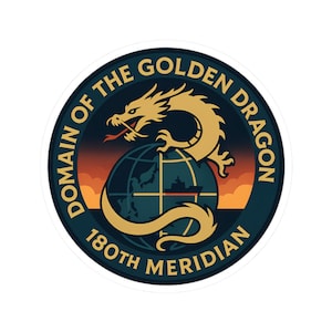 Peut inclure: Autocollant circulaire avec un dragon doré au-dessus d'un globe, entouré d'une bordure bleu marine. Le texte indique "DOMAIN OF THE GOLDEN DRAGON" et "180TH MERIDIAN". Le fond représente un coucher de soleil.