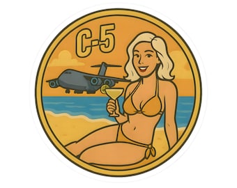 Könnte beinhalten: Ein runder Aufkleber mit einer blonden Person im gelben Bikini, die am Strand sitzt und einen Cocktail hält. Ein graues C-5 Militärtransportflugzeug fliegt am Himmel über einem blauen Ozean. Das Design verwendet eine warme gelbe und orange Farbpalette.
