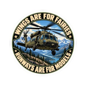 Könnte beinhalten: Ein runder Aufkleber mit einem olivgrünen Militärhubschrauber, der über eine Berglandschaft mit Tannen und einem Fluss fliegt. Der Rand enthält den Text WINGS ARE FOR FAIRIES und RUNWAYS ARE FOR MODELS, getrennt durch zwei Sterne.