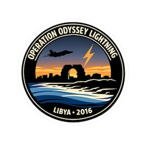 Może przedstawiać: Okrągła naklejka z napisem "OPERATION ODYSSEY LIGHTNING" na obrzeżu. Projekt zawiera sylwetkę odrzutowca, błyskawicę i panoramę miasta na tle zachodu słońca. Tekst "LIBYA • 2016" znajduje się na dole.