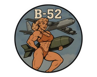 Könnte beinhalten: Ein runder Aufkleber mit einer muskulösen Figur in einem roten Bikini, die eine große olivgrüne Bombe hält. Im Hintergrund fliegt ein grauer B-52-Bomber durch einen bewölkten Himmel. Der Text B-52 ist in großen, hellen Buchstaben gedruckt.