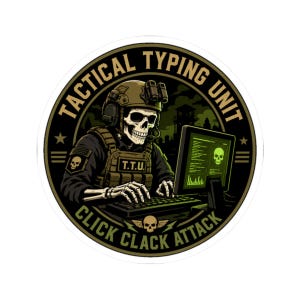 Puede incluir: Una pegatina redonda con un esqueleto con uniforme militar escribiendo en un ordenador. El texto "TACTICAL TYPING UNIT" y "CLICK CLACK ATTACK" están en un diseño circular. La combinación de colores es negro, verde y marrón.