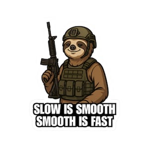 Lustiger taktischer Faultier Aufkleber - Militärischer Humor Geschenk - Slow is Smooth, Smooth is Fast