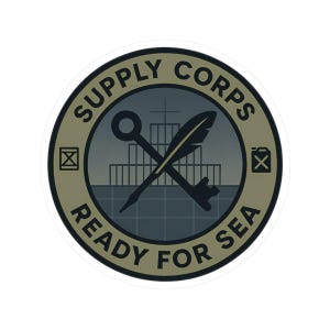 Puede incluir: Una pegatina circular con el texto "SUPPLY CORPS" y "READY FOR SEA" en negro. El centro presenta una llave y una pluma cruzadas sobre una ilustración de barco, en tonos grises y verde oliva. Dos pequeños iconos flanquean el diseño central.