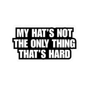 Peut inclure: Autocollant blanc avec l'inscription "MY HAT'S NOT THE ONLY THING THAT'S HARD" en caractères noirs gras. Le texte est disposé sur trois lignes, chacune dans un rectangle noir.