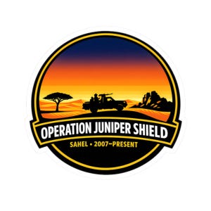 Może przedstawiać: Naklejka przedstawiająca pustynny krajobraz o zachodzie słońca. Sylwetki postaci i pojazdu są w centrum. Widoczny tekst "OPERATION JUNIPER SHIELD" i "SAHEL • 2007-PRESENT".