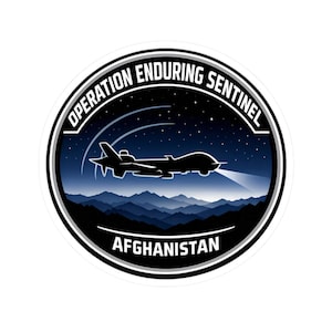 Puede incluir: Adhesivo circular con la silueta negra de un dron contra un cielo estrellado. El texto "OPERATION ENDURING SENTINEL" está arqueado en la parte superior, y "AFGHANISTAN" está impreso en la parte inferior. El diseño está enmarcado por un borde blanco.