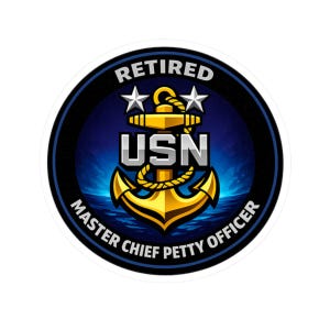 Può includere: Adesivo rotondo con un'ancora dorata, le lettere "USN" e la scritta "Retired Master Chief Petty Officer". Il design include due stelle e uno sfondo blu e nero.