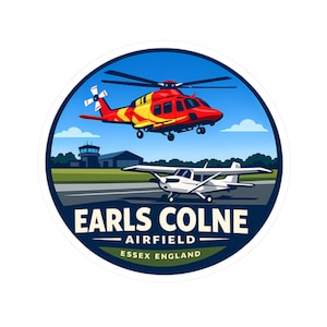 Op de afbeelding: Een ronde sticker met een rode en gele helikopter in de lucht boven een wit vliegtuig op een landingsbaan. Het ontwerp bevat een blauwe lucht en de tekst "EARLS COLNE AIRFIELD ESSEX ENGLAND".