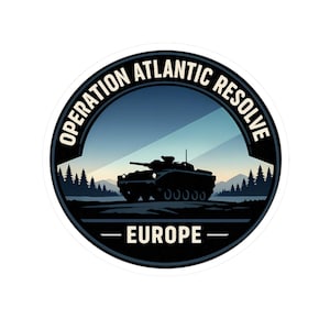 Könnte beinhalten: Ein runder Aufkleber mit einer Panzersilhouette vor einer Berglandschaft und Bäumen. Der Text "OPERATION ATLANTIC RESOLVE" verläuft bogenförmig am oberen Rand, mit "EUROPE" am unteren Rand. Das Design ist in Blau-, Schwarz- und Weißtönen gehalten.