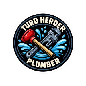 Puede incluir: Adhesivo redondo con las palabras "TURD HERDER PLUMBER". El diseño presenta un desatascador rojo y una llave inglesa plateada cruzados, con salpicaduras de agua azul sobre un fondo negro. Tema de fontanería.