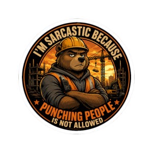 Può includere: Un adesivo circolare raffigurante un orso bruno che indossa un casco da cantiere giallo e un gilet di sicurezza arancione con le braccia incrociate. Lo sfondo mostra un cantiere con una gru e un escavatore. Testo: I'M SARCASTIC BECAUSE PUNCHING PEOPLE IS NOT ALLOWED.