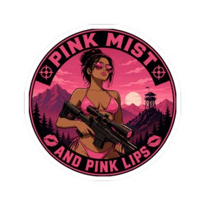 Puede incluir: Una pegatina circular que muestra a una persona en bikini rosa y gafas de sol sosteniendo un rifle de francotirador negro. El fondo muestra montañas, un bosque y una torre de vigilancia al atardecer. El texto dice PINK MIST AND PINK LIPS.