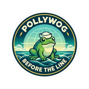 Peut inclure: Autocollant rond avec une grenouille verte portant un chapeau de marin. Le texte "POLLYWOG" est au-dessus et "BEFORE THE LINE" en dessous. La grenouille est sur des vagues, des nuages et un globe.