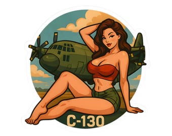 Könnte beinhalten: Aufkleber mit einer Cartoon-Illustration einer Frau in einem roten Oberteil und grünen Shorts, die vor einem grünen C-130-Flugzeug posiert. Der Aufkleber hat eine kreisförmige Form mit blauem und gelbem Hintergrund, und der Text "C-130" steht unten.